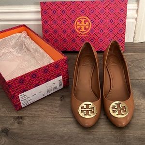 Tory burch Alice Wedge pumps Size 6.5 Royal Tan